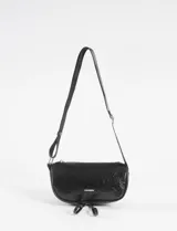 Bandolera de diseño curvo en color negro con acabado brillante tipo charol. Cuenta con correa larga ajustable, cierre superior y detalles metálicos en la base.