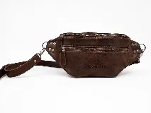 Riñonera de cuero color negro, con múltiples compartimentos con cierre metálico, detalles de tachas en los laterales y correa regulable.