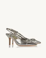 Zapato de tacón plateado con punta fina y aplique de strass.