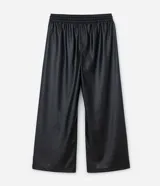 Pantalón de corte wide leg confeccionado en poliuretano con acabado liso que imita el cuero. Presenta cintura elástica con cordón de ajuste, bolsillos laterales embutidos y una silueta fluida y amplia.
