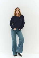 Buzo entallado de punto trenzado color azul marino, con cuello redondo, corazón rojo bordado en el pecho y ribetes acanalados en cuello, puños y bajo.