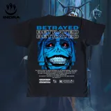 Remera negra con estampado de la estatua de Dios del manhwa Solo Leveling y la palabra "Betrayed" repetida tres veces en la parte superior.