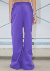 Pantalón violeta semi oxford de poplín con cintura elastizada ancha, bolsillos delanteros, tiro medio y tajo en los laterales externos.