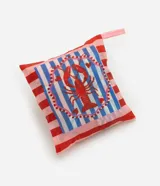 Bolso tipo shopper plegable de poliéster, con fondo a rayas verticales azules y blancas, y bordes rojos a rayas. Presenta un estampado central de una langosta roja dentro de un marco decorativo con corazones rosados.