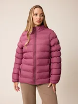 Campera acolchada de mujer marca Polanco, color fucsia, con cierre frontal, cuello alto y bolsillos laterales.