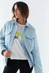 Sobrecamisa color rosa con cuello camisero, cierre frontal con botones, dos bolsillos de parche con solapa en el pecho, mangas largas con puños abotonados y corte holgado.