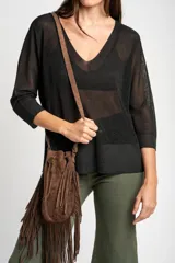 Sweater de punto con acabado brillante, cuello en V y mangas tres cuartos. Presenta un diseño holgado y tejido traslúcido.