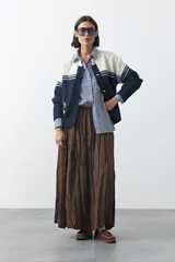 Falda larga de silueta amplia y caída fluida, con cintura elástica y textura arrugada.