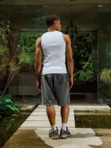 Bermuda de algodón rústico lavado color gris oscuro, con cordón ajustable en la cintura y pequeño bordado en el frente.