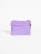 Bandolera de nylon color violeta con dos compartimentos frontales con cierre y tiradores metálicos.
