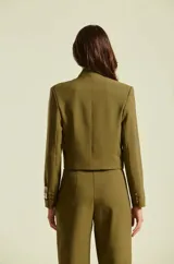 Saco sastrero de mujer Natalia Antolin, color verde militar, con cuello mao, hombros estructurados y detalles de pasamanería bordada en el frente. Cuenta con cierre de botones forrados y parche de la marca en la manga.