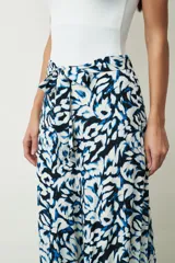 Pantalón ancho de tiro alto, color negro, con lazo para atar en la cintura.