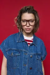 Chaleco de jean oversized color negro, con cuello camisero y cierre frontal con botones metálicos. Presenta un diseño estructurado con costuras reforzadas.