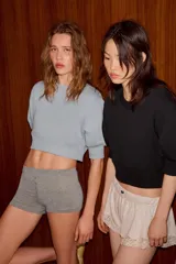 Sudadera crop de algodón con cuello redondo y mangas cortas abullonadas con puños ajustados.