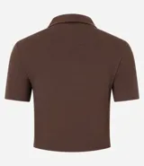 Blusa de cuello polo y manga corta, confeccionada en tejido rib de algodón con elastano. Presenta un diseño ajustado al cuerpo con escote en V y textura acanalada.