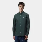 Camisa de manga larga Carhartt WIP modelo Madison, color verde oscuro, con cuello abotonado y logo bordado en el pecho.