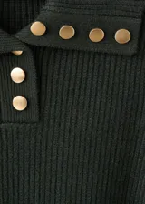 Jersey de punto canalé en color verde oscuro, con cuello polo y cierre frontal de botones decorativos. Presenta diseño recto y manga larga.