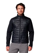Chaqueta híbrida para hombre con cuerpo acolchado y mangas de tejido softshell liso. Presenta cierre frontal completo, cuello alto y logo de la marca estampado en el pecho. Diseñada con tecnología repelente al agua y aislamiento térmico sintético.