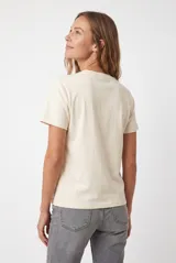 Remera celeste de manga corta y cuello redondo, de corte clásico y liso.
