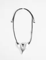 Collar con cordón ajustable negro y dije grande de corazón plateado con acabado envejecido.