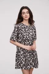Vestido corto con estampado animal print, de corte recto y manga corta.