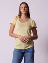 Remera tejida con estampado animal print, de manga corta con detalle de puntilla en las mangas y cuello redondo.