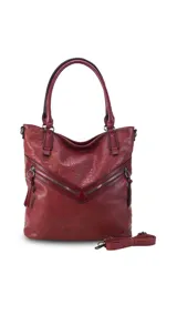 Cartera roja de símil cuero con textura croco, doble cierre metálico frontal y bolsillo trasero con cierre. Incluye correa corta para el hombro y correa larga desmontable y regulable.