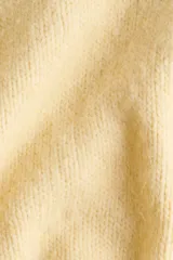Sweater de punto suave color amarillo, con cuello redondo, hombros caídos y diseño de corte clásico.