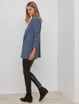 Blazer blanco de crepe, marca BBJ, con cuello solapa, bolsillos delanteros y mangas tres cuartos con frunce. Cuenta con forro interno y diseño abierto al frente.
