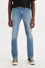 Pantalón de jean de corte slim fit, color celeste claro con desgaste en los muslos.