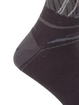 Medias de caña media de color gris oscuro, confeccionadas en fibra de bambú, con diseño estampado de una vicuña en el lateral.