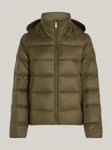 Campera puffer verde militar de Tommy Hilfiger, con capucha ajustable, cierre frontal con cremallera, dos bolsillos delanteros con botón a presión y parche con el logo de la marca en la manga.