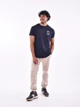 Remera blanca de manga corta con cuello redondo y un pequeño logo estampado en color verde menta en el pecho.