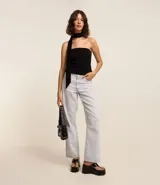 Pantalón recto de jeans celeste claro, con trabillas en la cintura, cierre con botón y cremallera, bolsillos delanteros y traseros, sin estampa.