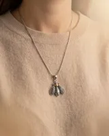 Dije con forma de abeja elaborado en plata 925 con detalles en lámina de oro 18k. Presenta un diseño detallado en las alas y cuerpo con acabado envejecido.