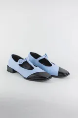 Zapatos de cuero tipo Mary Jane, color rojo con puntera diagonal en tono bordó, cierre de tira en T con hebilla y taco cuadrado bajo de 3 cm.