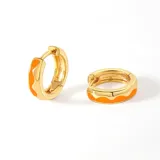 Aros dorados mini con diseño de ondas en color naranja y negro, hechos en plata 925.