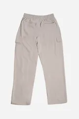 Pantalón cargo negro de felpa sin frisa, con cintura elastizada ajustable con cordones, sin puños, bolsillos cargo laterales y dos bolsillos traseros.