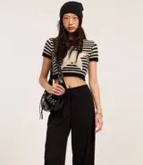 Pantalón flare negro con textura acanalada, cintura elástica con lazo y confeccionado con viscosa certificada.