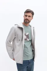 Campera polar de hombre en color beige claro, con diseño de paneles combinados, cierre frontal completo, capucha ajustable y bolsillos laterales. Presenta un tejido suave y ligero, ideal para media estación.