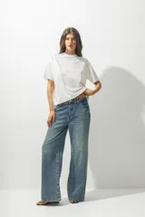 Camiseta de algodón orgánico de corte holgado, color blanco, con cuello redondo y logo pequeño bordado en el centro del pecho.