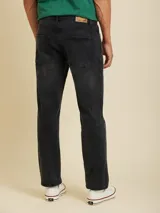 Pantalón de jean azul claro, corte recto, con bolsillos delanteros y traseros.