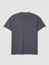 Camiseta gris de manga corta con efecto lavado, cuello redondo y un bolsillo en el pecho con detalle de parche estampado.