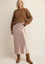 Falda midi de corte al bies confeccionada en satén suave con acabado brillante y cintura elástica.