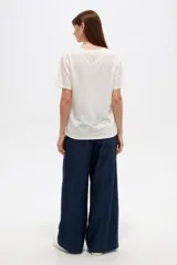Remera blanca de manga corta con cuello redondo y estampado frontal de inspiración veraniega con motivos italianos, limones y la leyenda Italia Amalfi Capri.