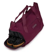Bolso deportivo tipo duffel de la marca Jansport, color bordó, con doble asa de mano y correa ajustable para hombro. Cuenta con cierre principal, bolsillo frontal con cierre y logo de la marca aplicado.