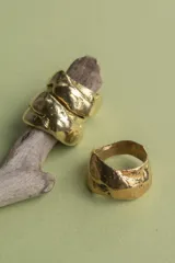 Anillo grueso de alpaca color plateado, con forma irregular y superficie texturizada.