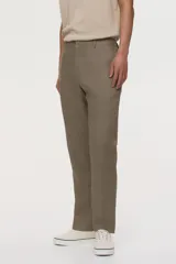 Pantalón de traje de lino color tostado, corte slim fit con piernas de corte recto, pinzas marcadas y trabillas para cinturón.