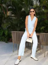 Pantalón celeste a rayas verticales, de corte palazzo y tiro alto.