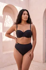 Conjunto de bikini negro con corpiño tipo balconette de tirantes regulables y bombacha de tiro alto.